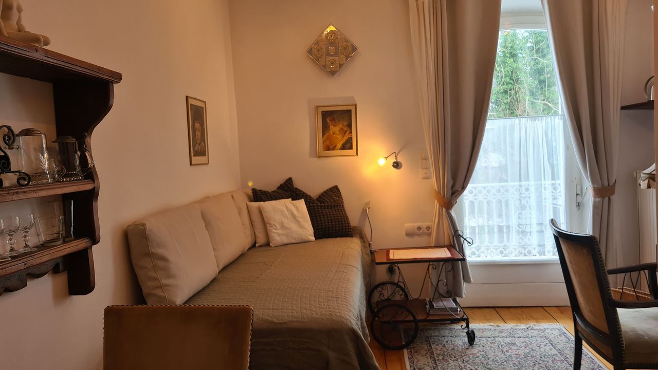 Schlaf/Esszimmer mit Einzelbett Schlaf/Esszimmer mit Einzelbett